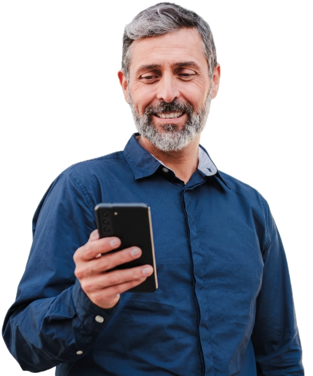 Un patient consulte l'application Stēto sur son téléphone